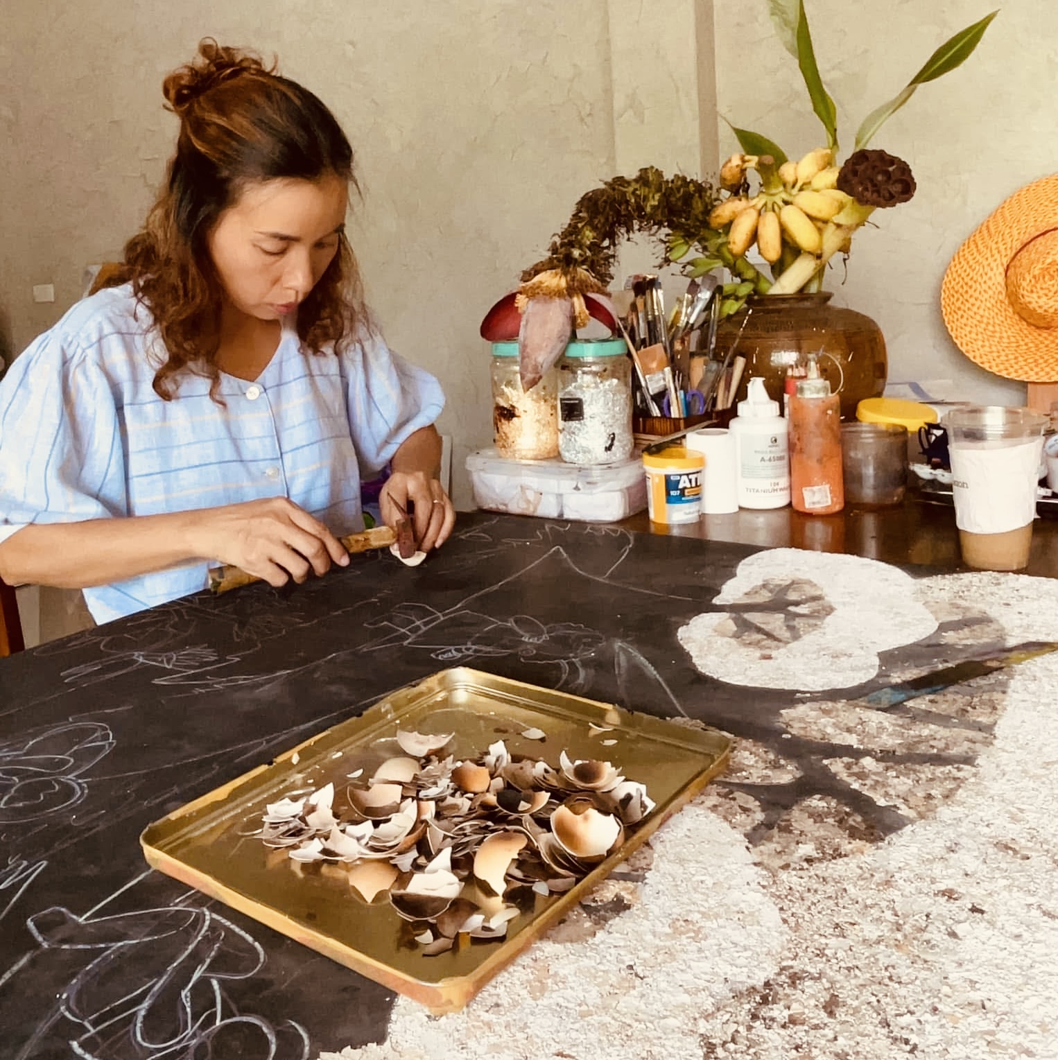 Tú Quyên in her studio